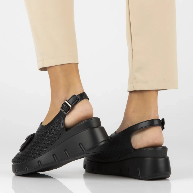 Skórzane sandały na koturnie Filippo DS6062/24 BK czarne