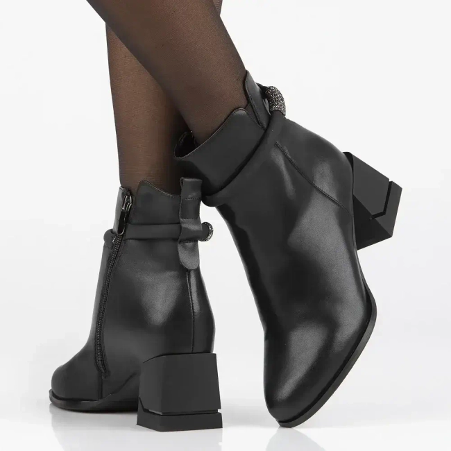 Skórzane botki na słupku Filippo DBT6575/24 BK czarne