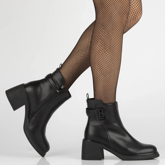 Leather ankle boots Filippo DBT6547/24 BK black