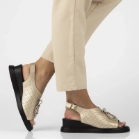 Skórzane sandały na platformie Filippo DS6873/25 GO złote