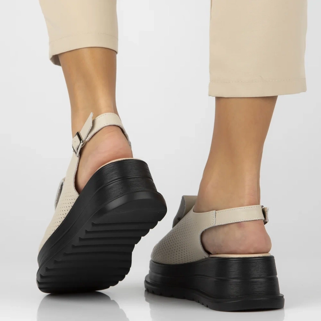 Skórzane sandały na koturnie Filippo DS6756/25 BE beżowe