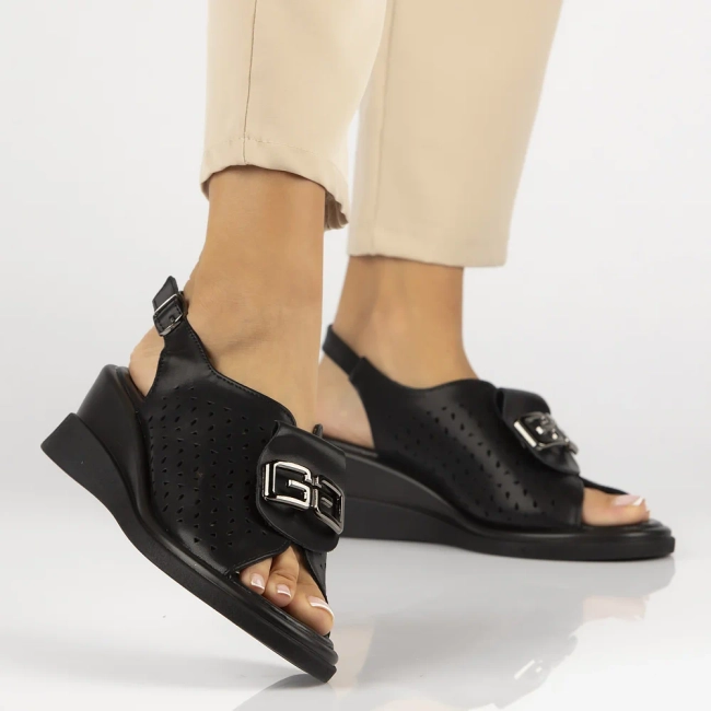 Skórzane sandały na koturnie Filippo DS6154/24 BK czarne