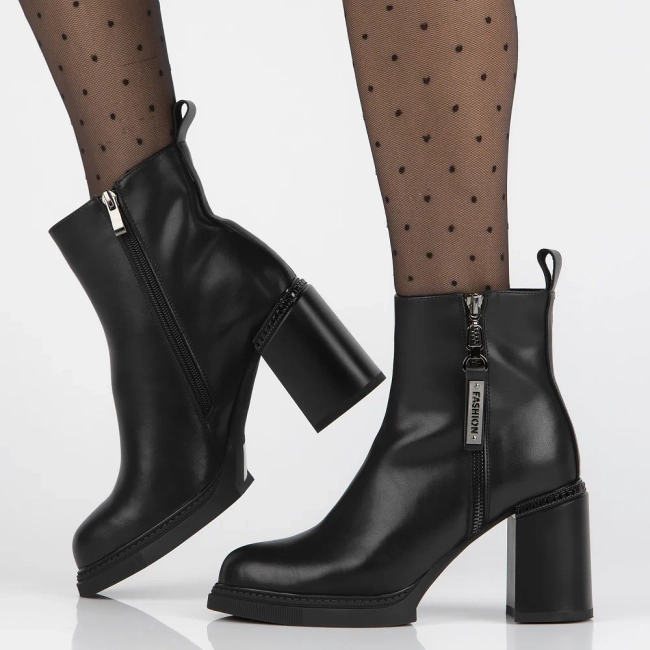 Skórzane botki na słupku Filippo DBT6641/24 BK czarne