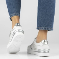 Skórzane sneakersy na platformie Filippo DP7677/26 WH białe
