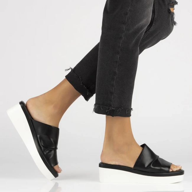 Skórzane klapki Filippo DK6147/24 BK czarne