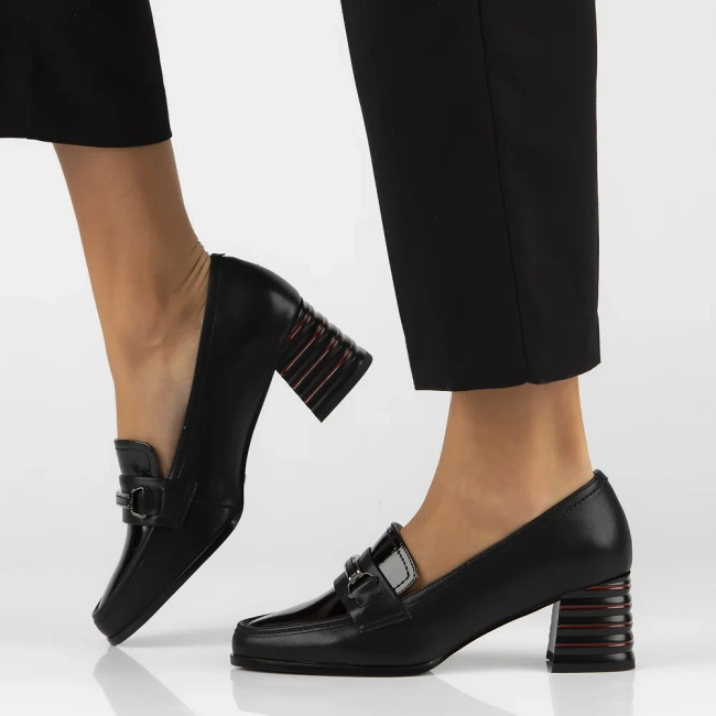 Skórzane półbuty na obcasie Filippo DP6196/24 BK czarne