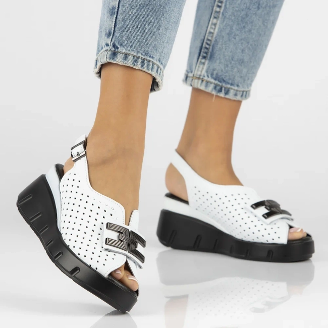 Skórzane sandały na koturnie Filippo DS6062/24 WH białe