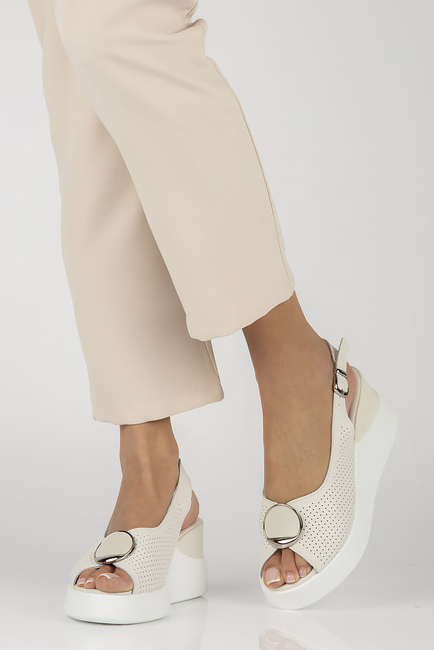 Skórzane sandały na koturnie Filippo DS4406/23 BE beżowe