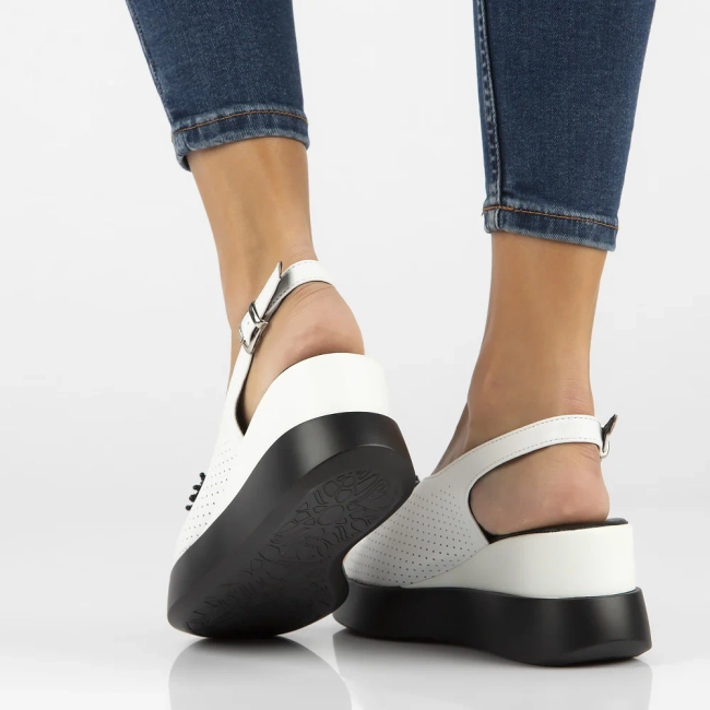 Skórzane sandały na koturnie Filippo DS6076/24 WH białe