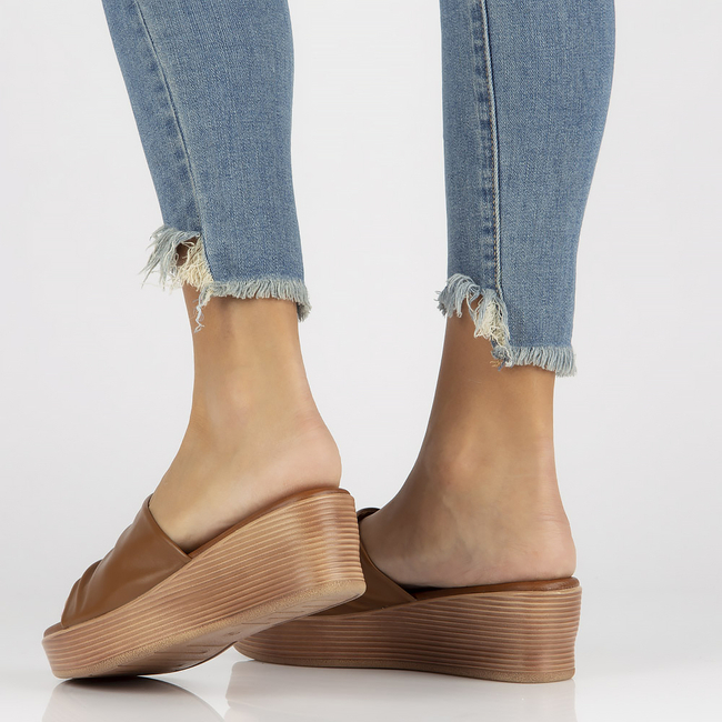 Klapki Filippo DK3608/22 BR brązowe