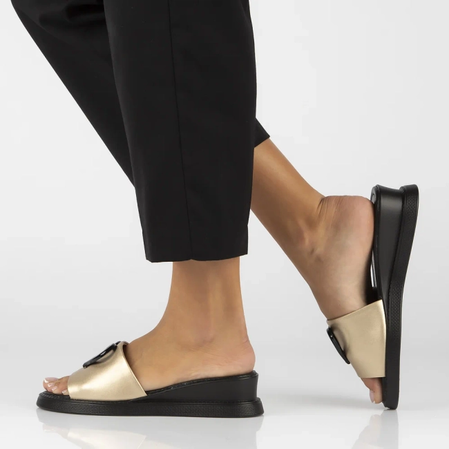 Skórzane klapki Filippo DK6068/24 GO złote