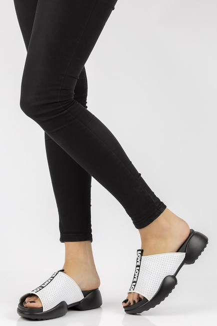 Skórzane klapki Filippo DK2168/21 WH białe