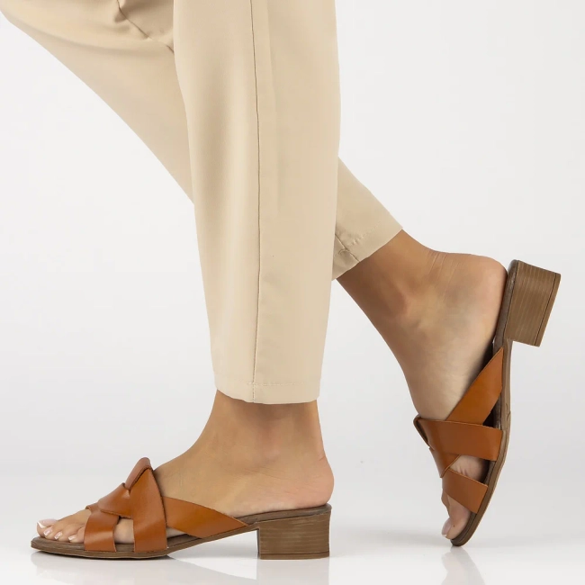 Leather flip-flops Filippo 40236 brown