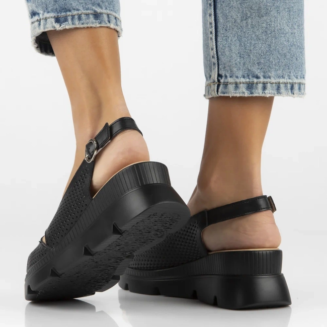 Skórzane sandały na koturnie Filippo DS6051/24 BK czarne