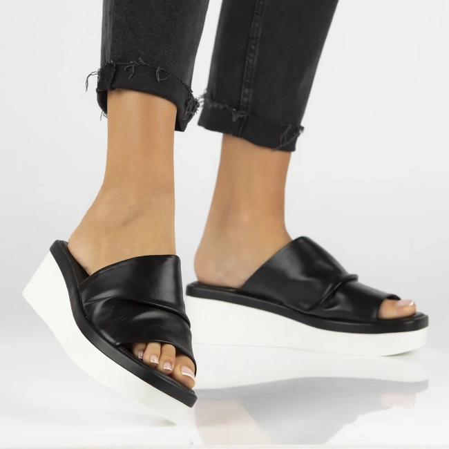 Skórzane klapki Filippo DK6147/24 BK czarne