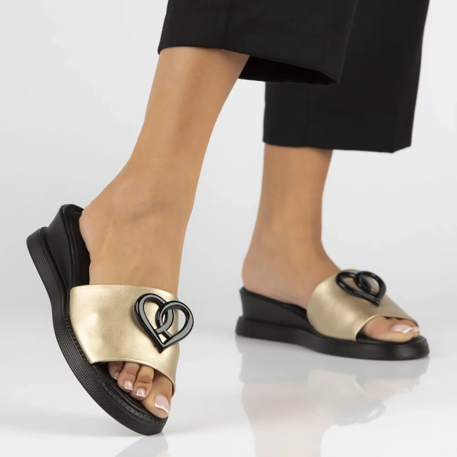 Skórzane klapki Filippo DK6068/24 GO złote