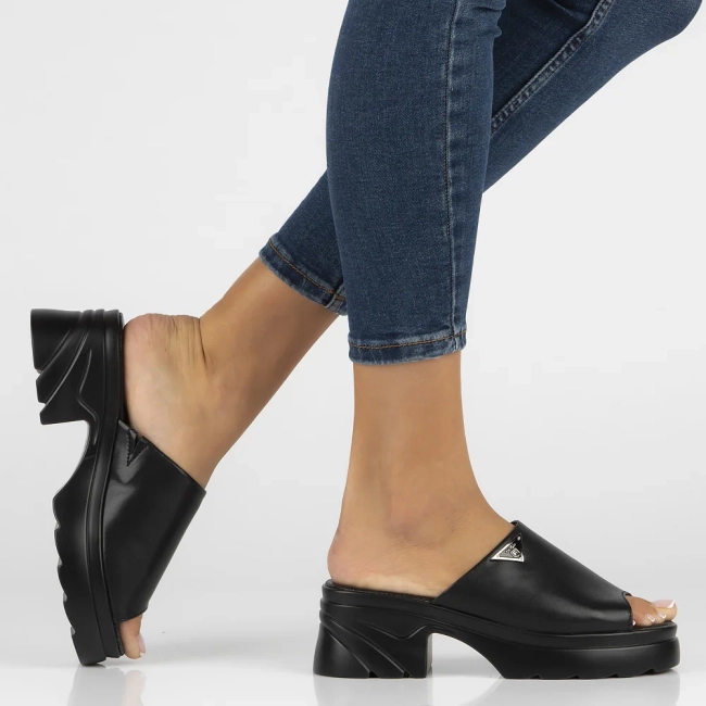 Leather flip-flops Filippo DK4616/24 BK black