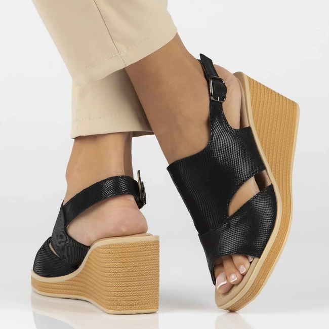 Skórzane sandały na koturnie Filippo DS6010/24 BK czarne