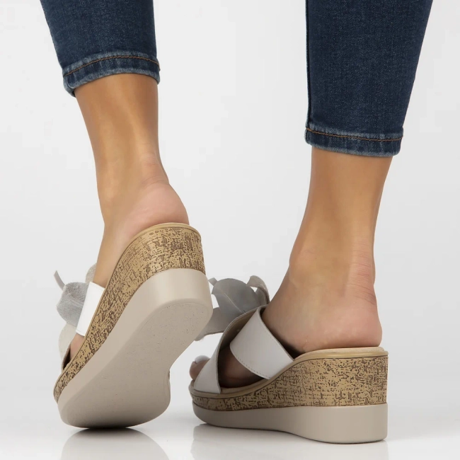 Skórzane klapki Filippo DK7039/25 WH białe