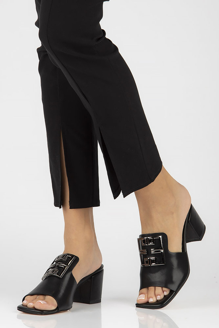 Skórzane klapki Filippo DK3731/22 BK czarne