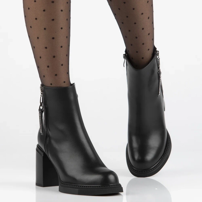 Skórzane botki na słupku Filippo DBT6641/24 BK czarne