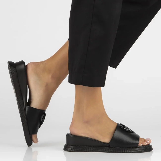 Skórzane klapki Filippo DK6068/24 BK czarne