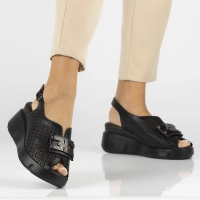 Skórzane sandały na koturnie Filippo DS6062/24 BK czarne