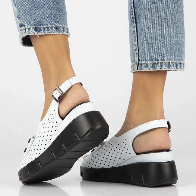 Skórzane sandały na koturnie Filippo DS6062/24 WH białe