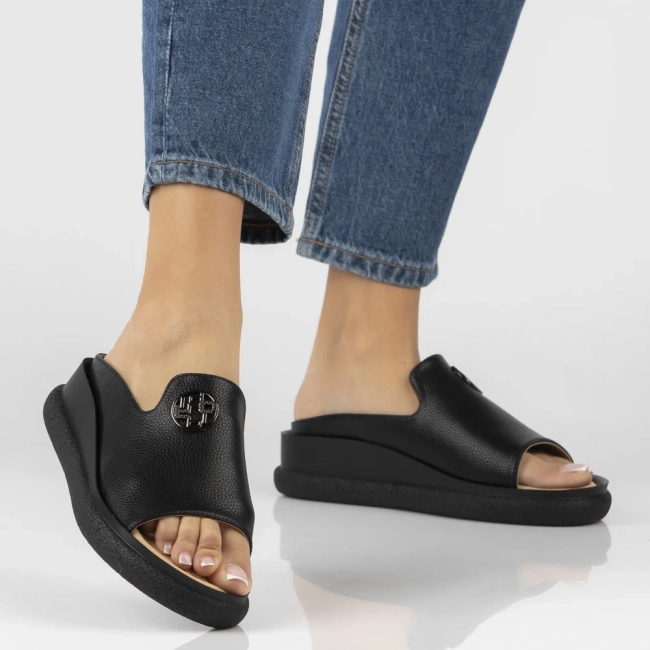 Skórzane klapki Filippo DK7758/26 BK czarne