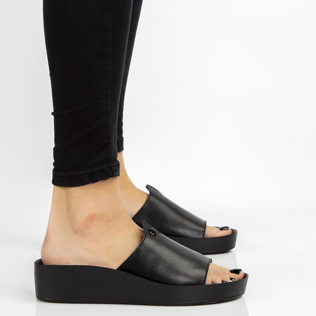 Skórzane klapki Filippo DK2059/21 BK czarne