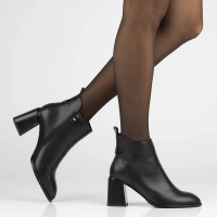 Leather ankle boots Filippo DBT6327/24 BK black