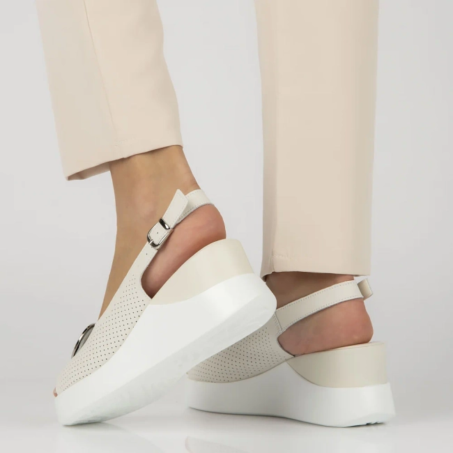 Skórzane sandały na koturnie Filippo DS4406/24 BE beżowe