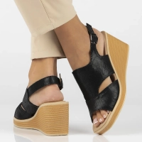 Skórzane sandały na koturnie Filippo DS6010/24 BK czarne