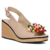 Skórzane sandały na koturnie Filippo DS6021/25 BE beżowe